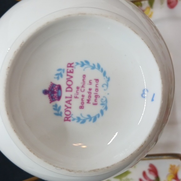 ROYAL DOVER Cup & Saucer  Fine  Bone China Made in England  Flowers - Picture 3 of 5